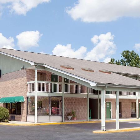 Days Inn By Wyndham Columbia Ne Fort Jackson Экстерьер фото