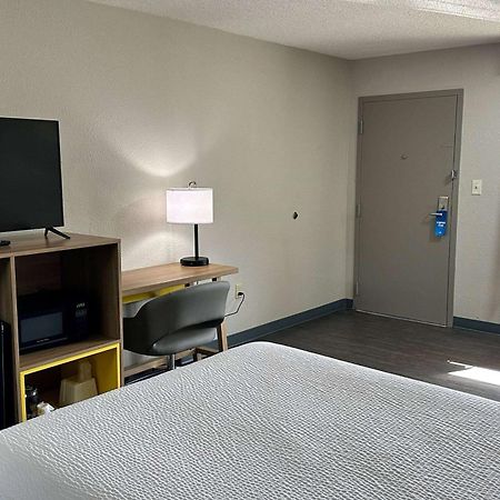 Days Inn By Wyndham Columbia Ne Fort Jackson Экстерьер фото