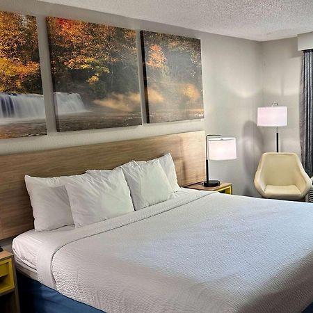 Days Inn By Wyndham Columbia Ne Fort Jackson Экстерьер фото