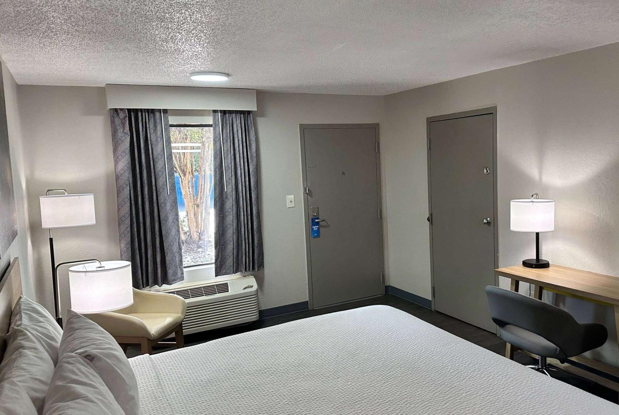 Days Inn By Wyndham Columbia Ne Fort Jackson Экстерьер фото